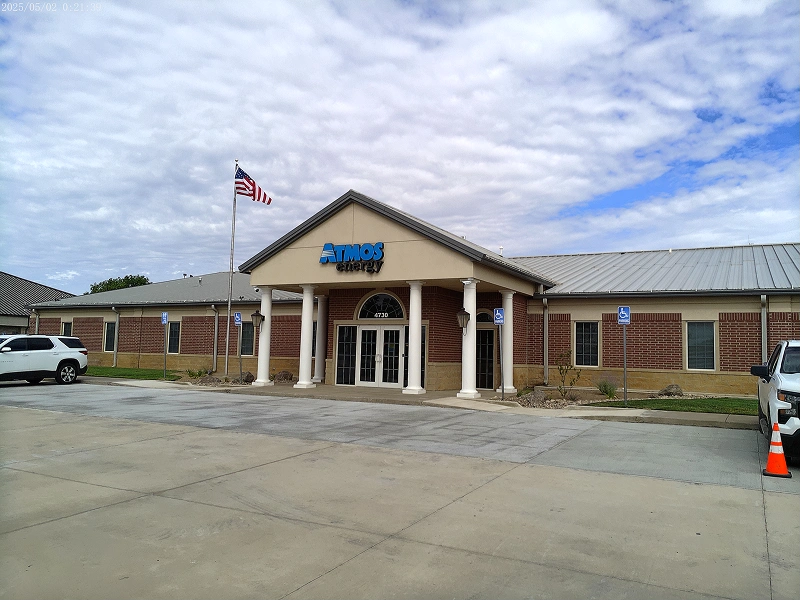 Atmos Energy office in Amarillo, TX, with a columned brick entry and flagpole