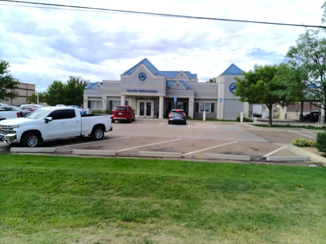 Amarillo National Bank Southeast Branch entry and parking lot