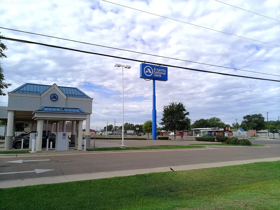 Amarillo National Bank Southeast Branch with its street sign