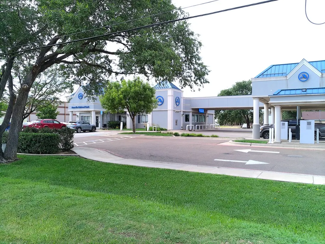 Drive-thru lanes at the Amarillo National Bank Southeast Branch