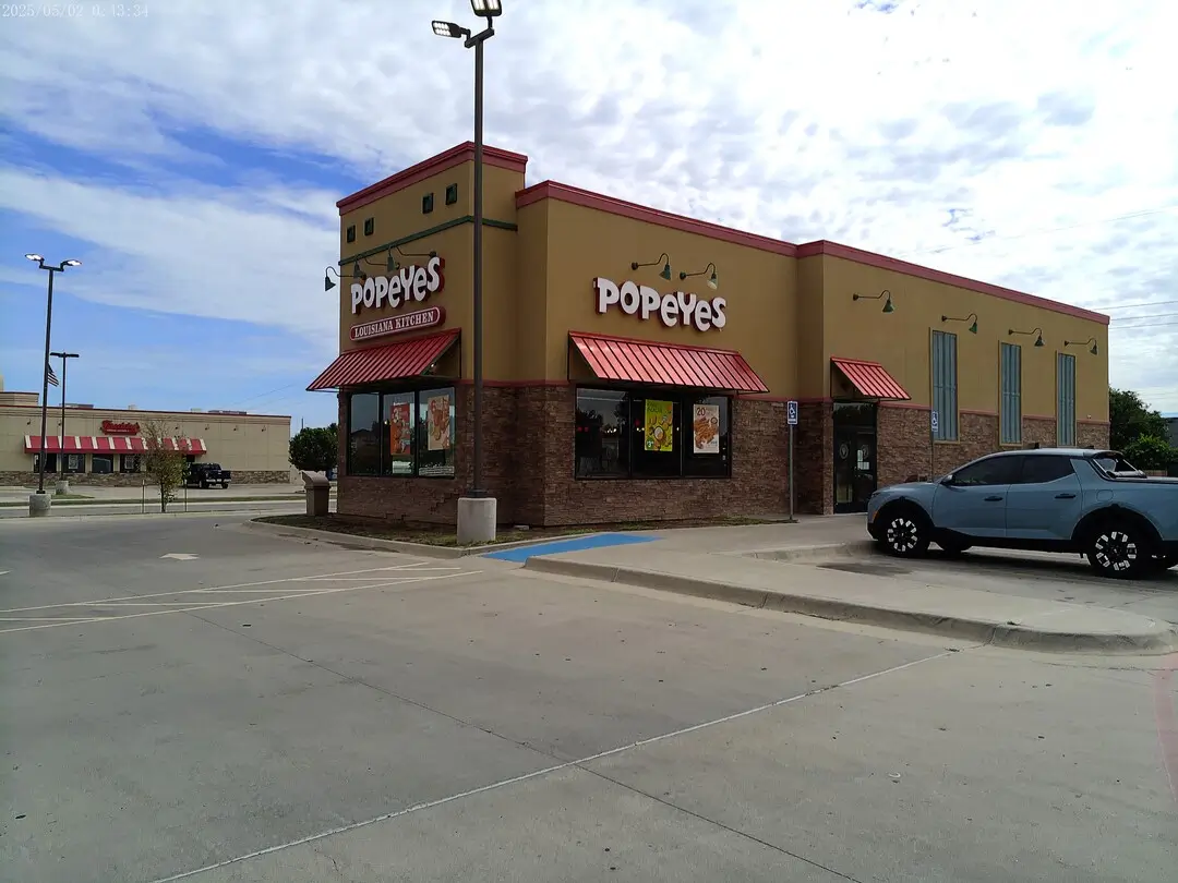 Popeyes Louisiana Kitchen on Coulter Street in Amarillo, TX, with red awnings