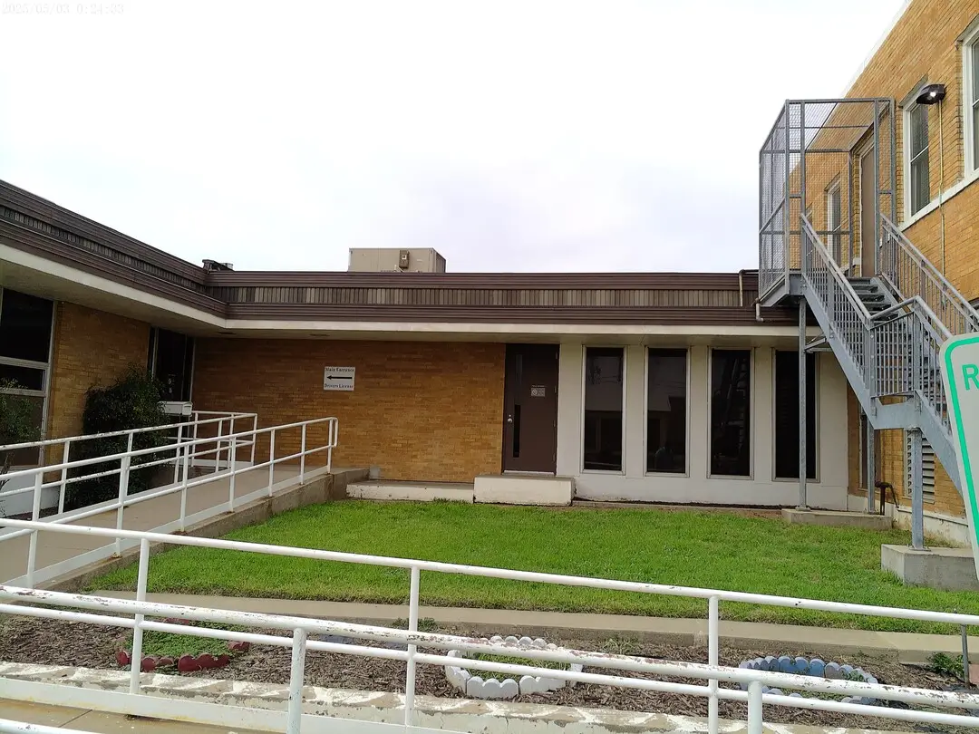 Texas Department of Public Safety building in Childress, TX, with an entry ramp